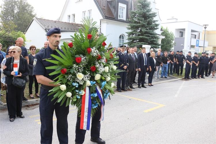 Slika \PU_V\vijesti\2024\Obilježavanje 33 obljetnice odlaska u Vukovar\vijenci-vukovar-5_66dff16134d98_1200xr.jpg